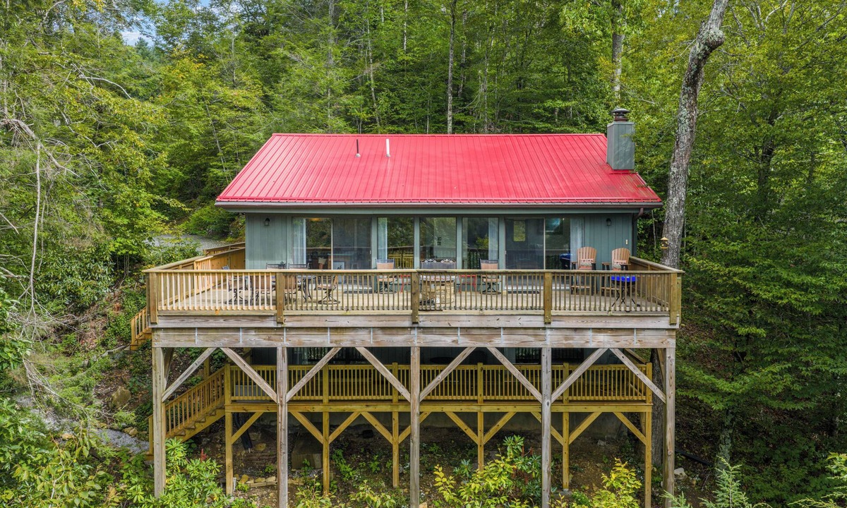 Sugar Mountain Cabin | Spacious 5BR Mountain Cabin w/Hot Tub & Fire Pit