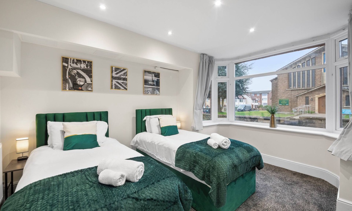 Cowley House | Spacious 5BR Oxford Home, Sleeps 11, Free Parking