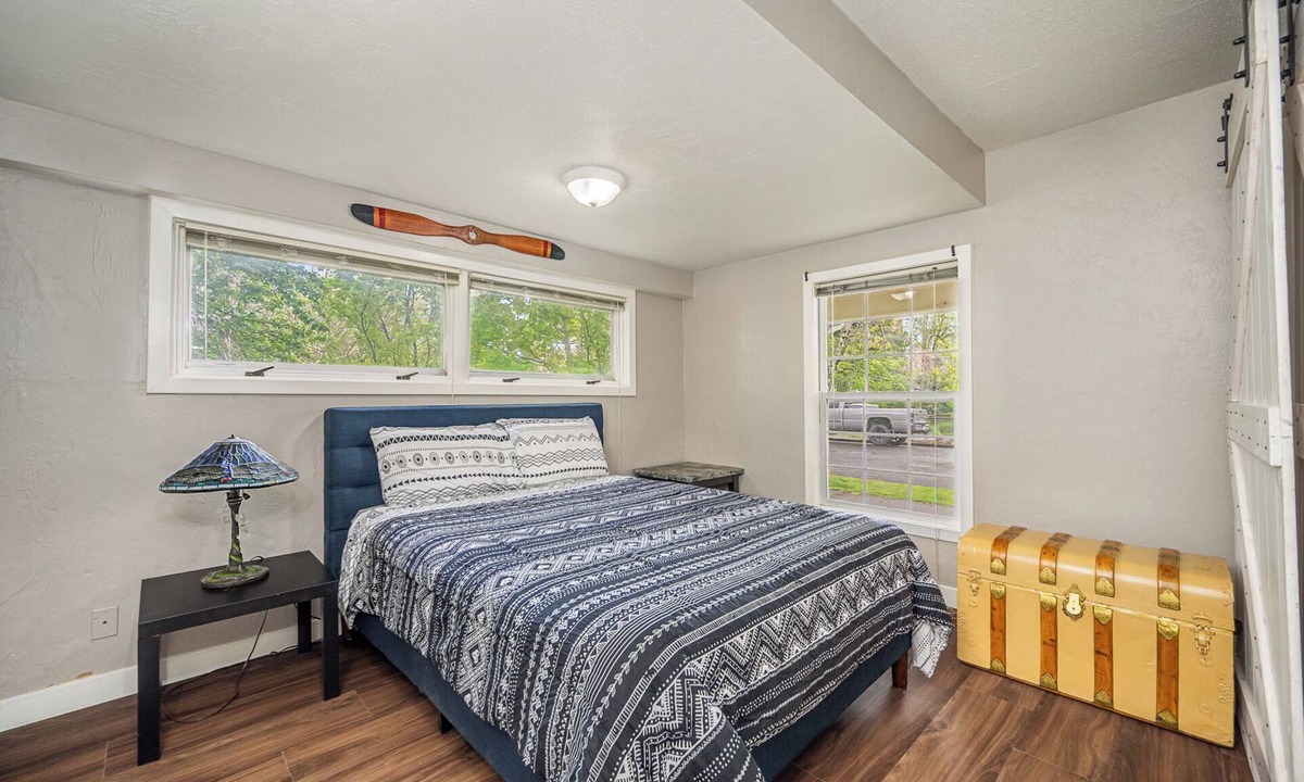 West Eugene House | Spacious 5BR Retreat w/Fire Pit + BBQ Patio