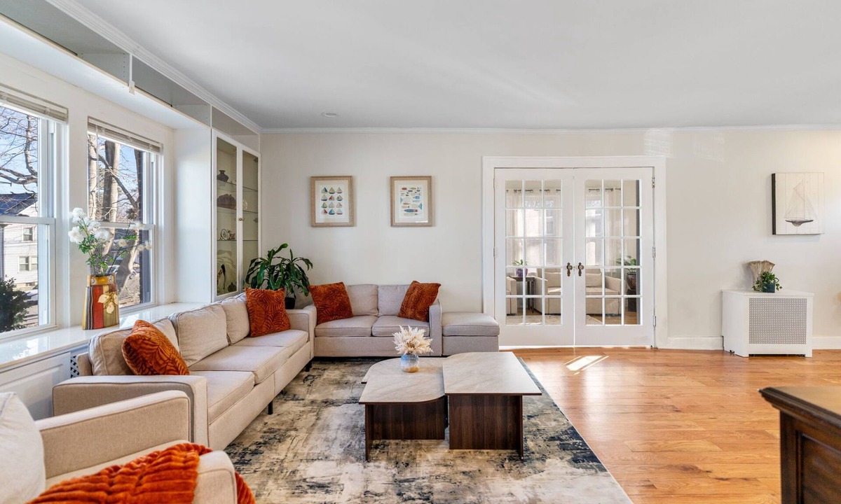 Teaneck House | Spacious 5BR Sleeps 16 Parking x6 Near NYC