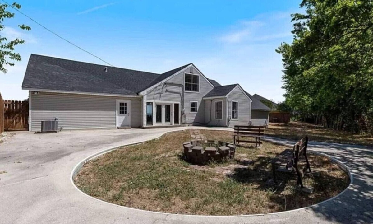 Corsicana House | Spacious 5BR w/Fire Pit & King Beds