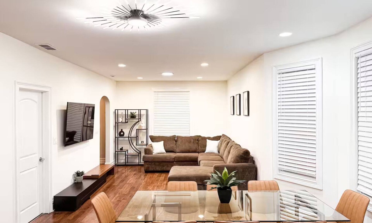 Blue Island House | Spacious 6 bed 2 bath suburban escape 20 min from downtown Chicago