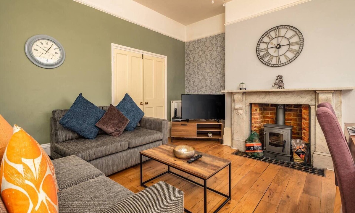 Bedford House | Spacious 6 Bed Home in Central Bedford w Parking