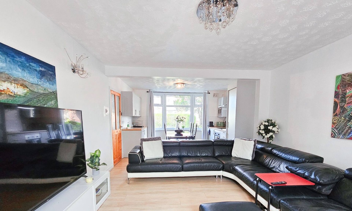 Burnage House | Spacious 6-Bed Home with Driveway
