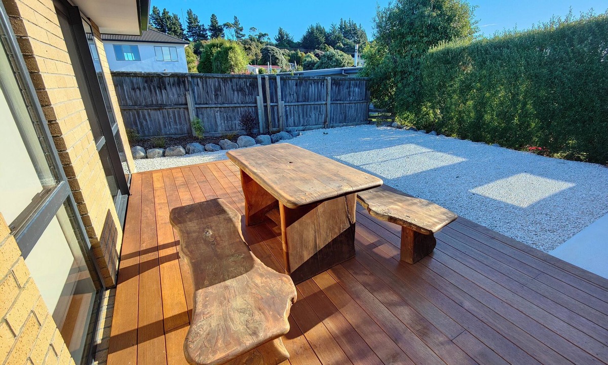 Kaikoura House | Spacious 6-Bedroom Home with Mountain Views, WIFI, Decks & Ample Parking