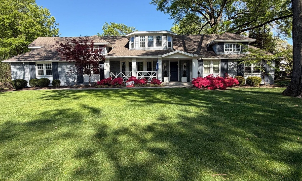 Leawood House | Spacious 6-bedroom house in KC suburb. 20 minutes from Arrowhead Stadium.