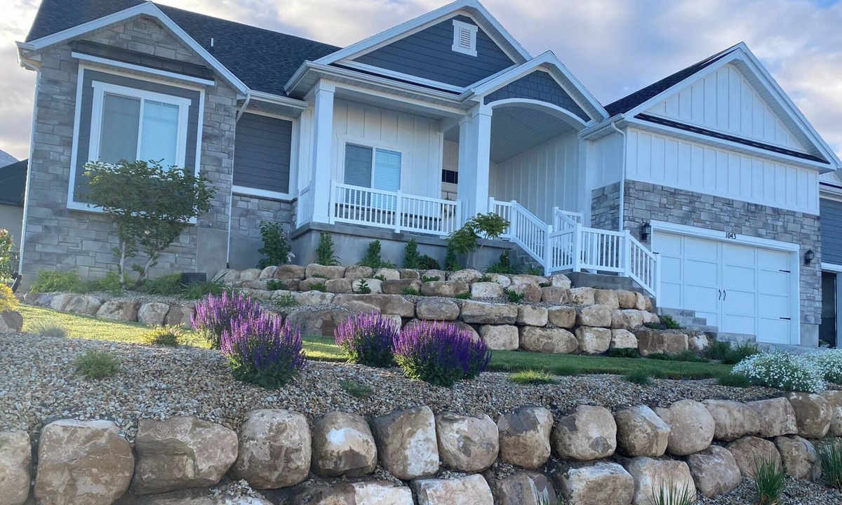 Salem House | Spacious 6-bedroom house in Salem, UT with AC and an outdoor basketball court