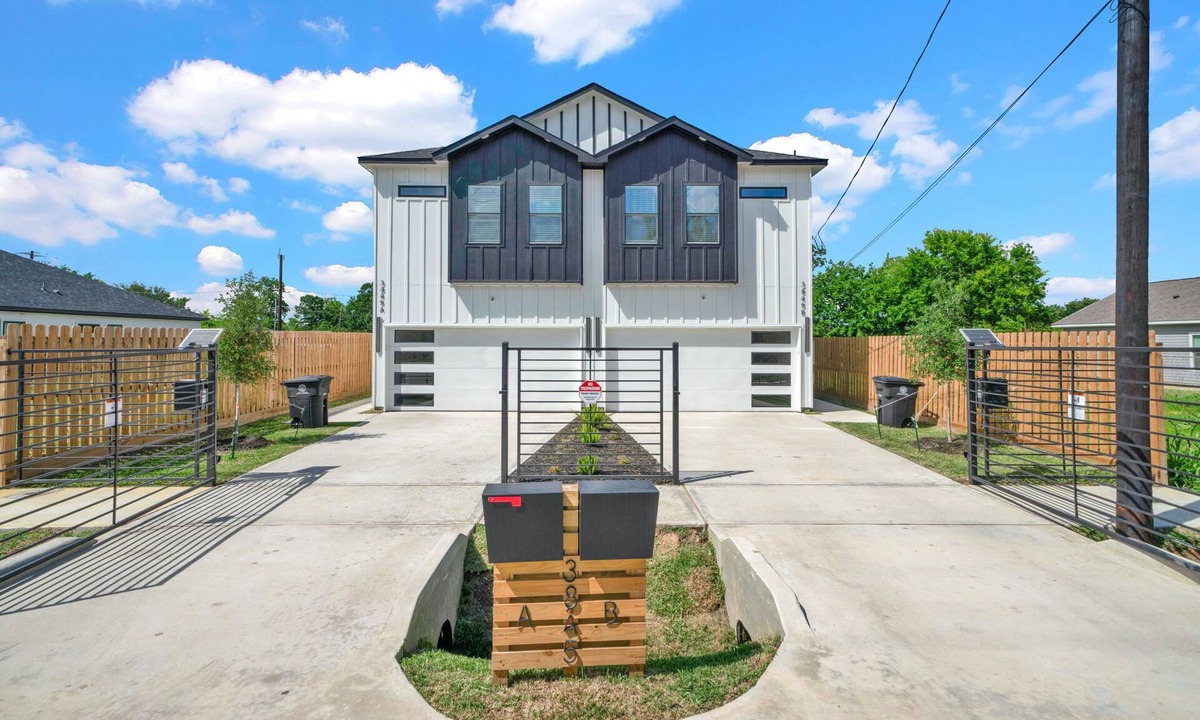 OST - South Union House | Spacious 6-bedroom townhome with AC, WiFi in Houston - Perfect for Groups