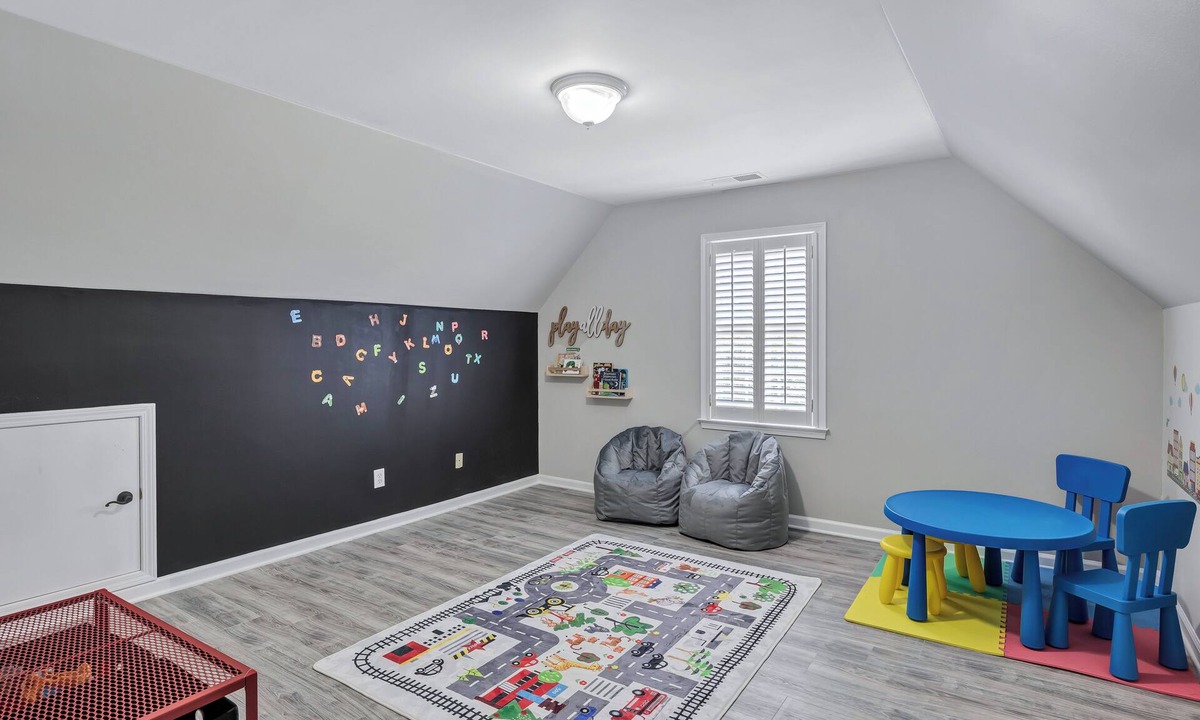 Fayetteville House | Spacious 6-bedroom house in Fayetteville with Pool and Full Basement Sleeps 20
