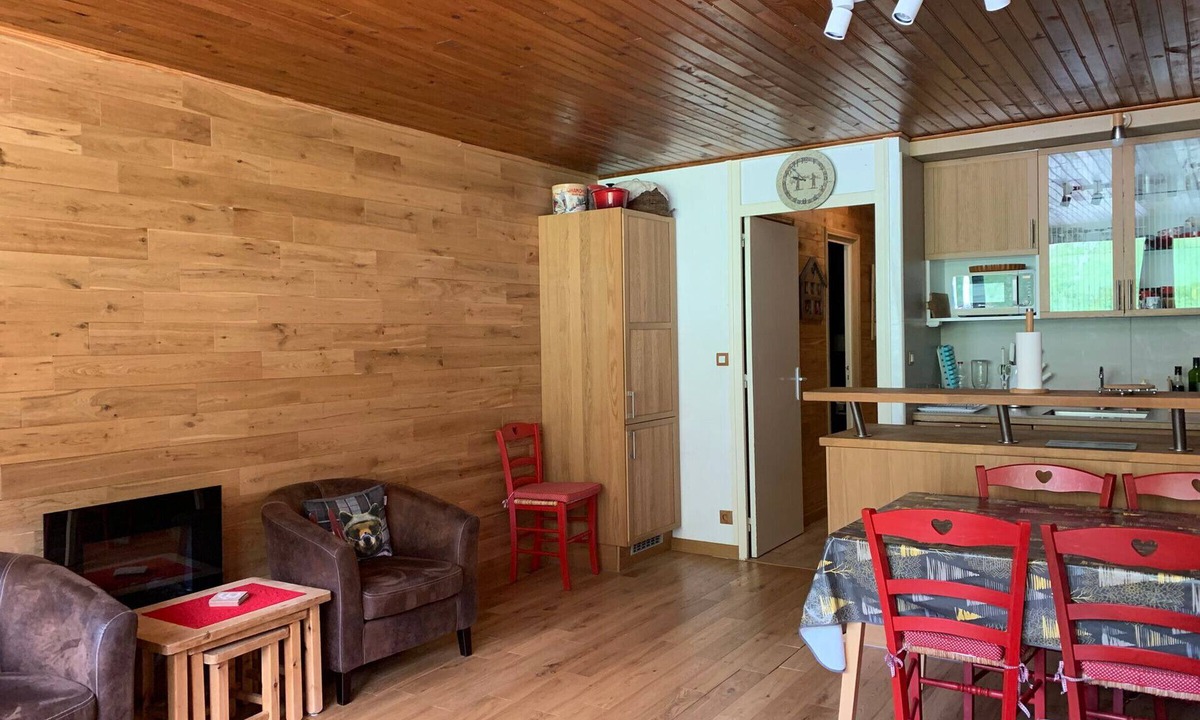 Pra Loup Apartment | Spacious 6-person apt. with balcony and direct piste access