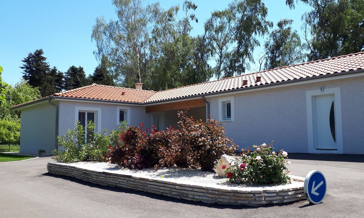 Montluel Cottage | Spacious 6-person gîte in a quiet, leafy setting.