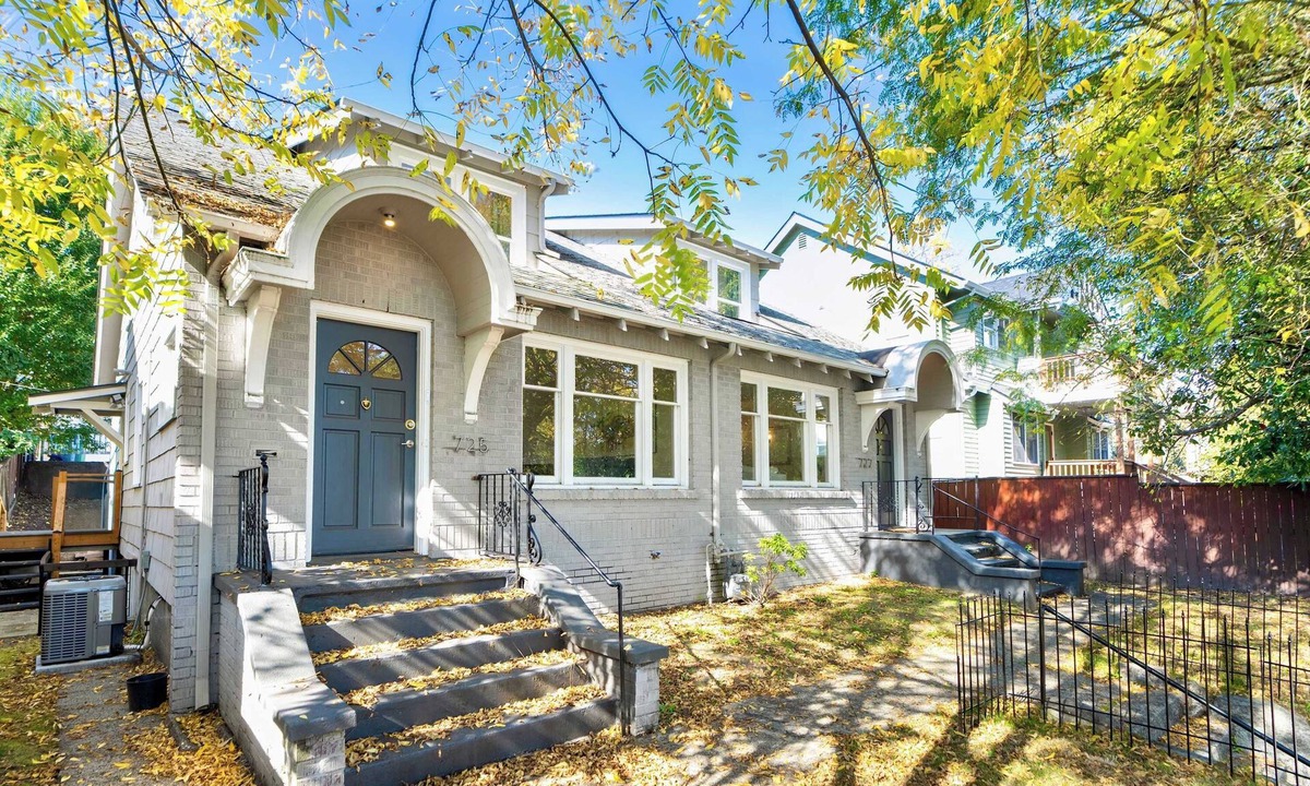 Stevens Condo | Spacious 6B6B duplex in Seattle