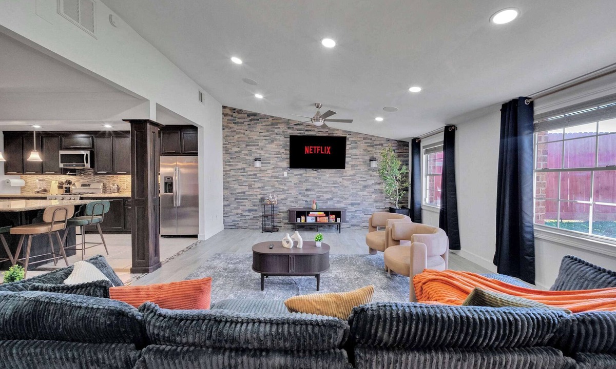 Brookhollow House | Spacious | 6BDR | King | 1GB | WD | Fire Pit, BBQ