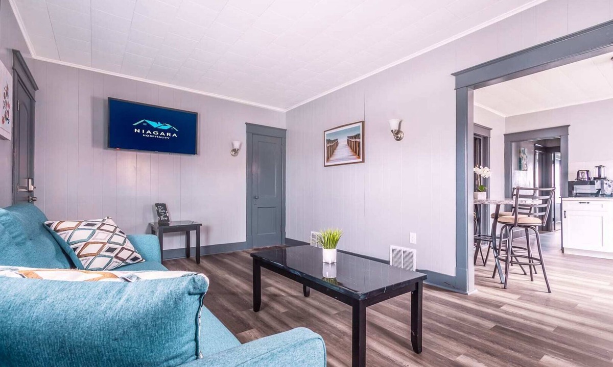 Downtown Niagara Falls House | Spacious 6BR 2Bath Close the Falls