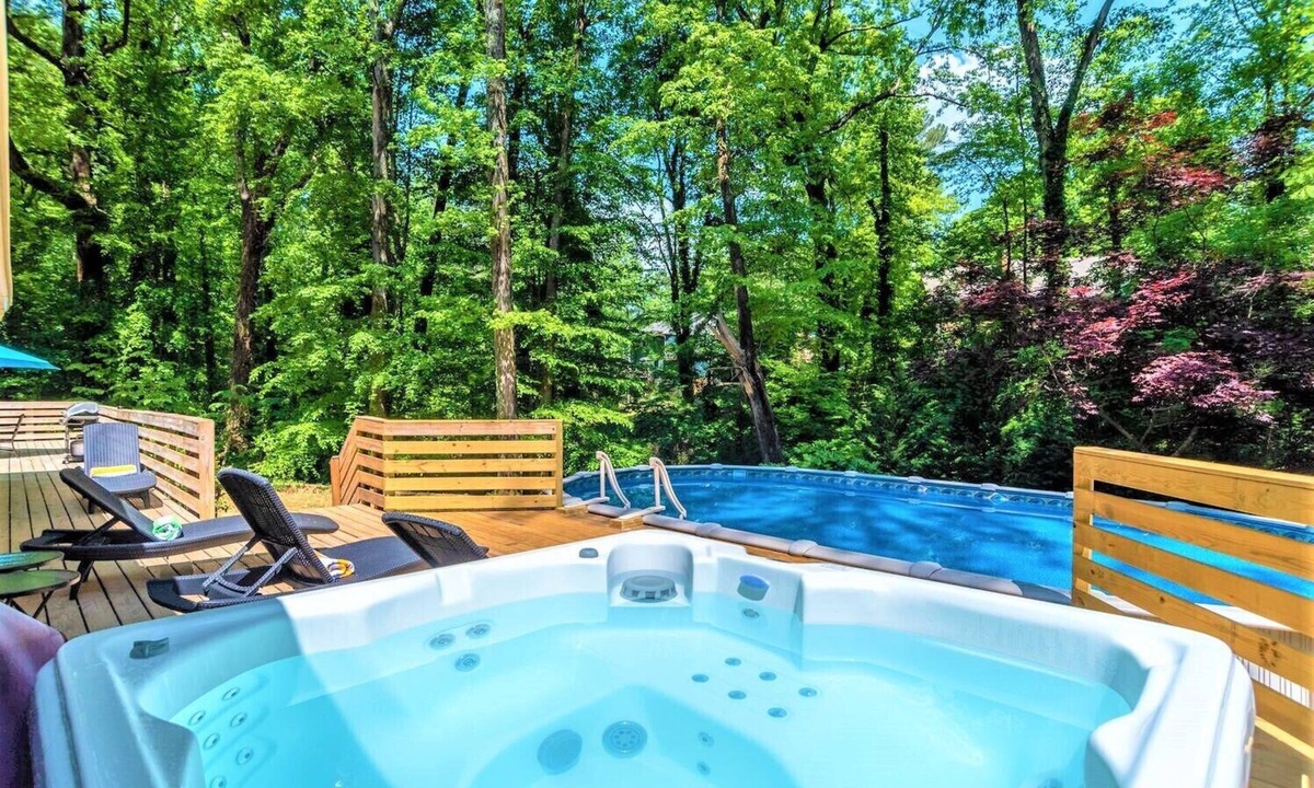 East Point House | Spacious 6BR ATL Home Near Airport Private Pool HotTub Longterm 14 max