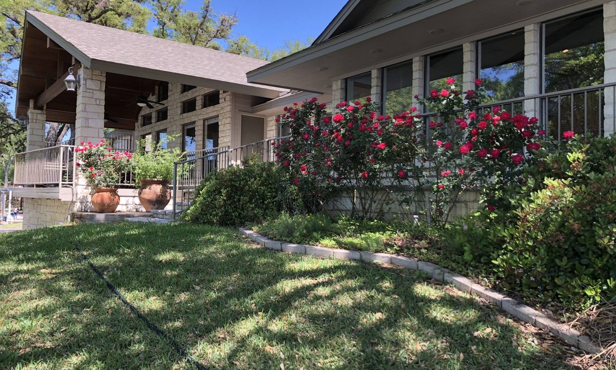 Kingsland House | Spacious 6BR Corner Lot Lakefront Home - Boat Lift & Jet Ski Ramp - Double Deck