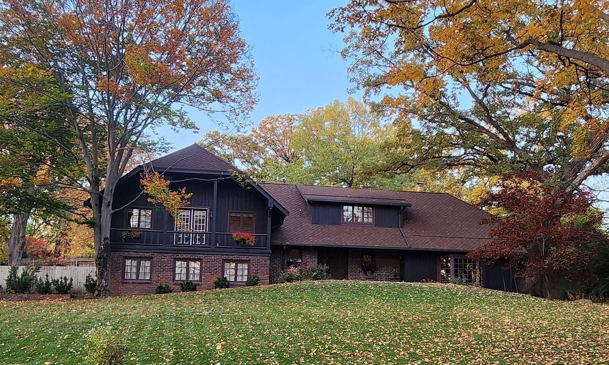 Des Moines House | Spacious 6BR Home with Wooded Oasis