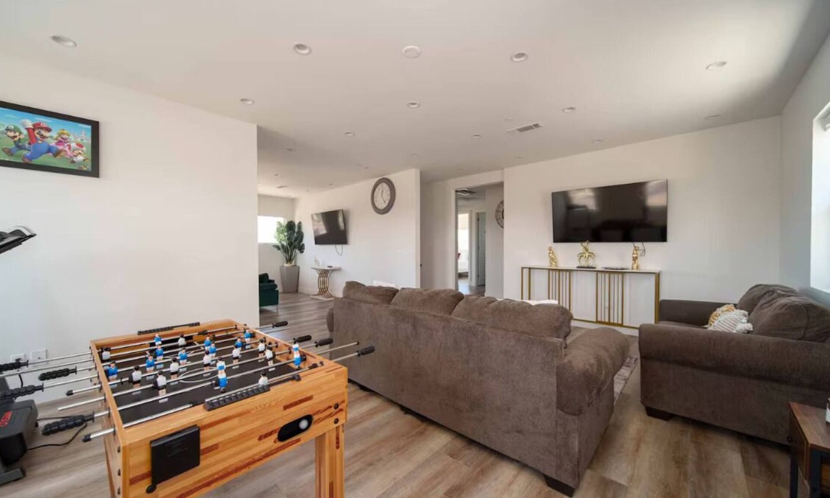 Midway City House | Spacious 6BR Near Disney w/Parking & Play Area