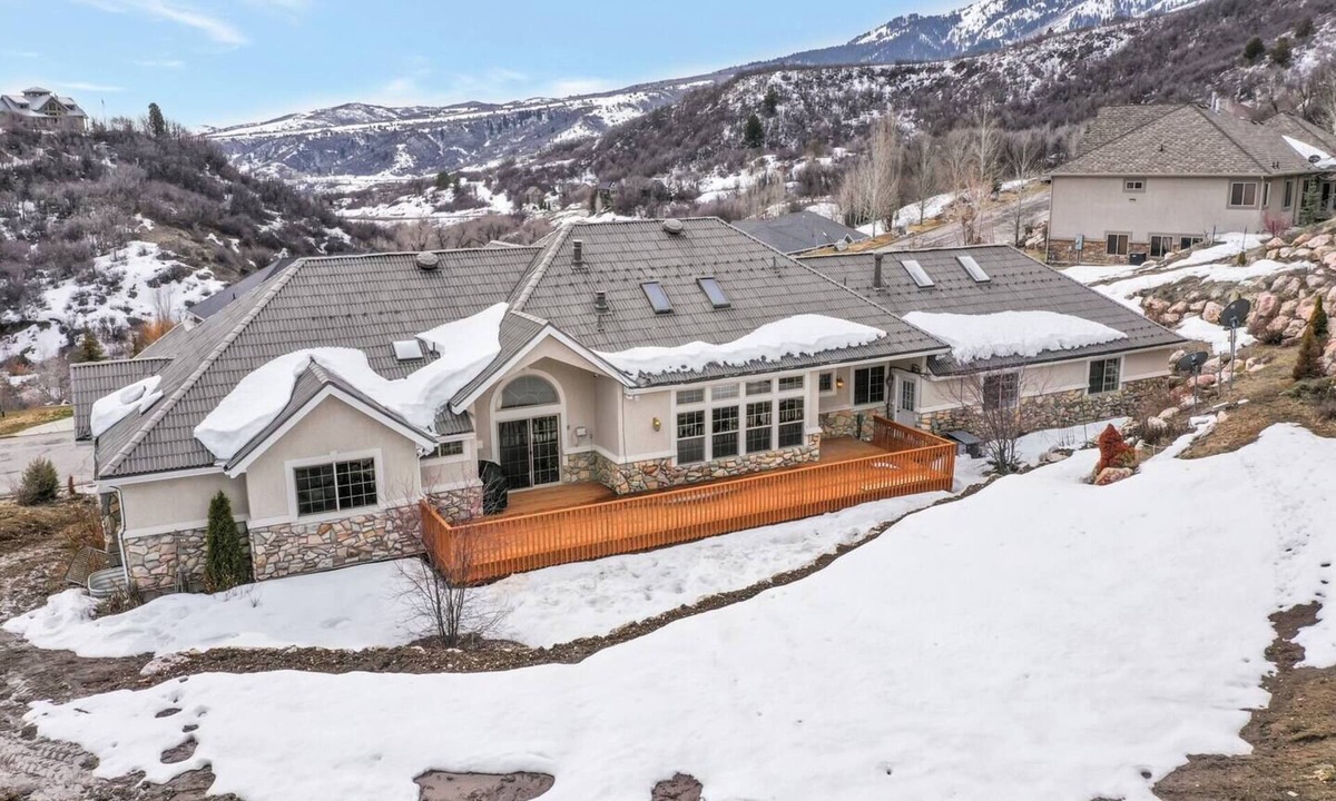 Mountain Green House | Spacious 6BR Retreat w/Panoramic Views + 2 Kitchens