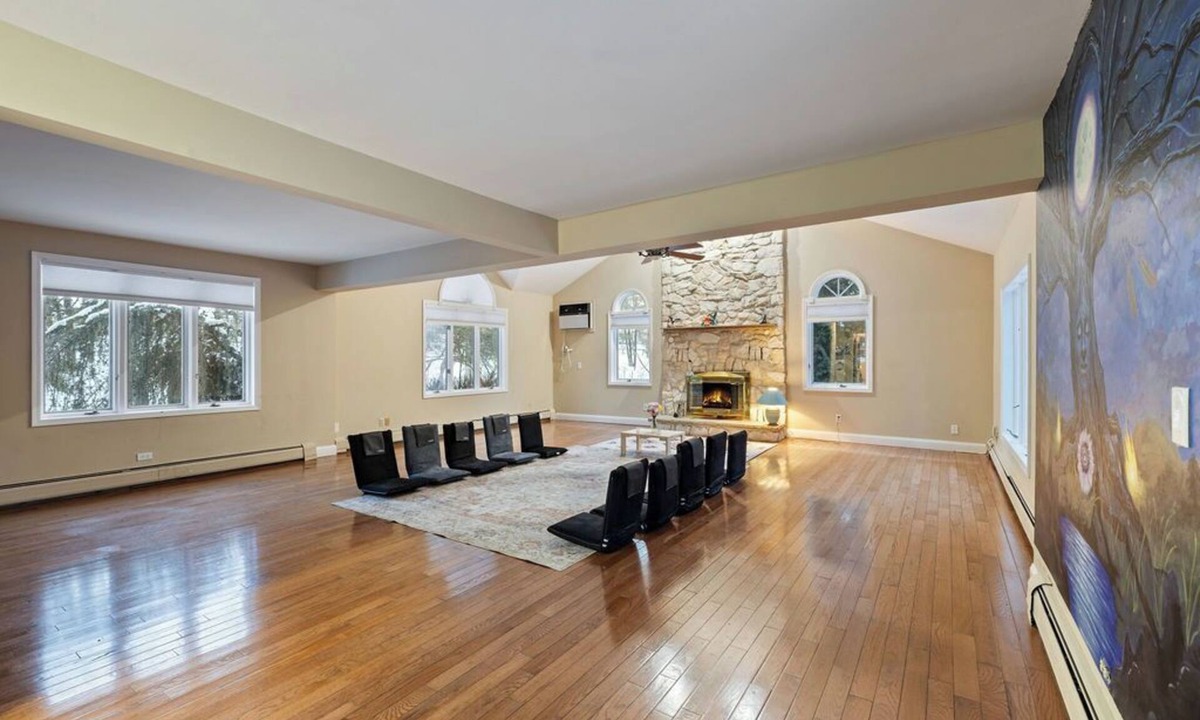 Stony Point House | Spacious 6BR Retreat w/Ballroom, Fire Pit & Huge Yard!