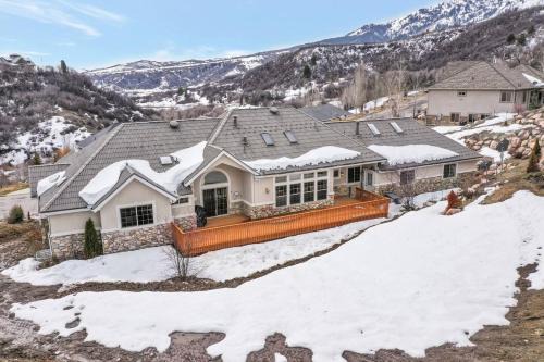 Mountain Green Apartment | Spacious 6BR Retreat w Panoramic Views