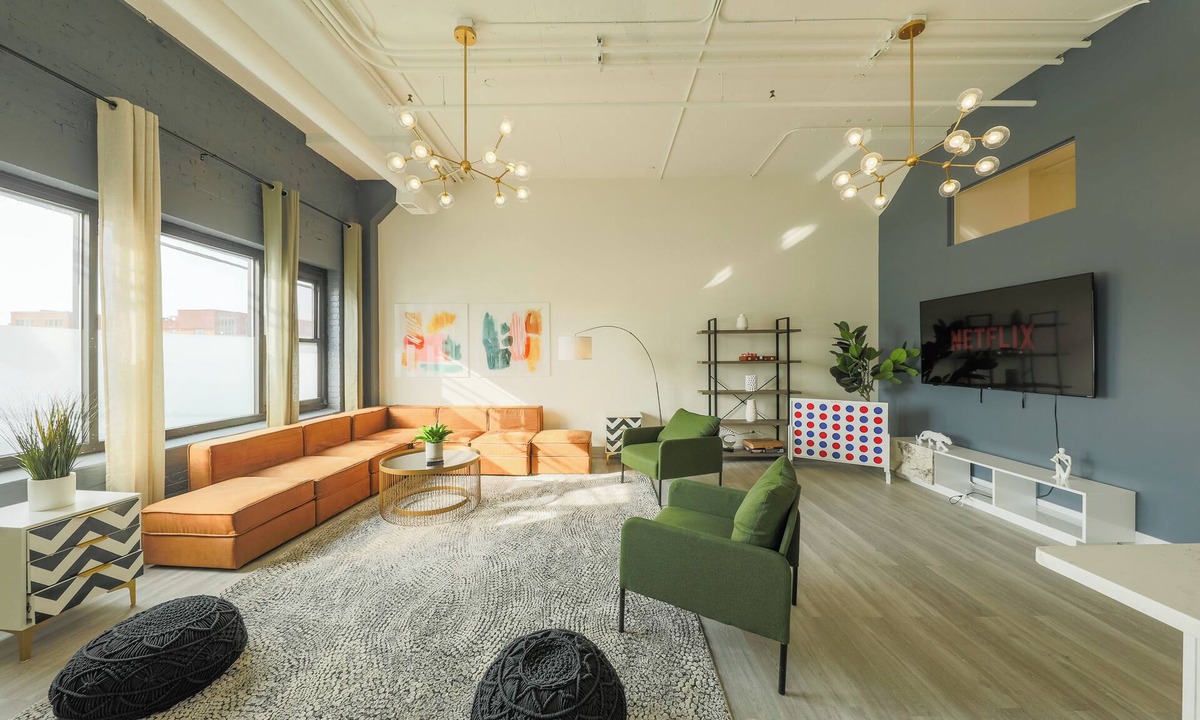 Near South Side Apartment | Spacious 6BR South Loop Luxury Suite Near McCormick Place & Soldier Field for 12