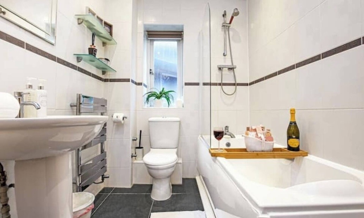 Newport Pagnell House | Spacious 6BR Stay Sleeps 9 Contractor-Friendly 10% OFF