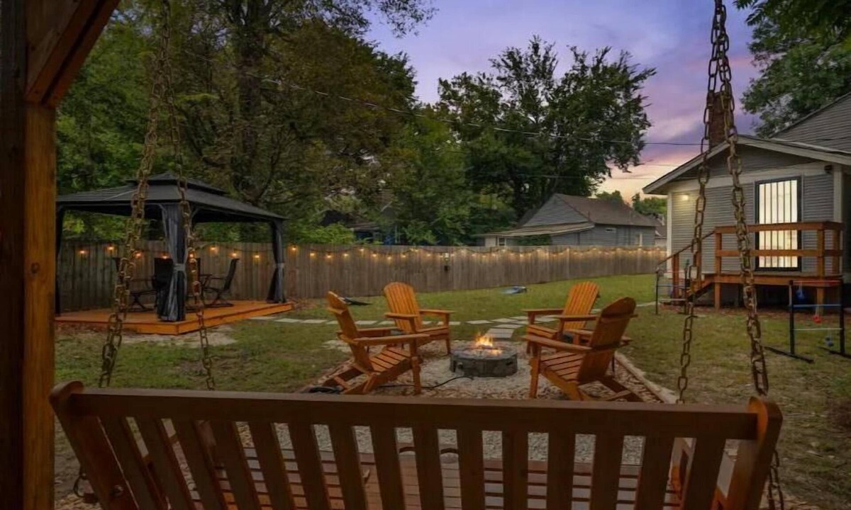 Midtown House | Spacious 7 bed duplex with two firepits & pool table, 10 minutes from Beale St.