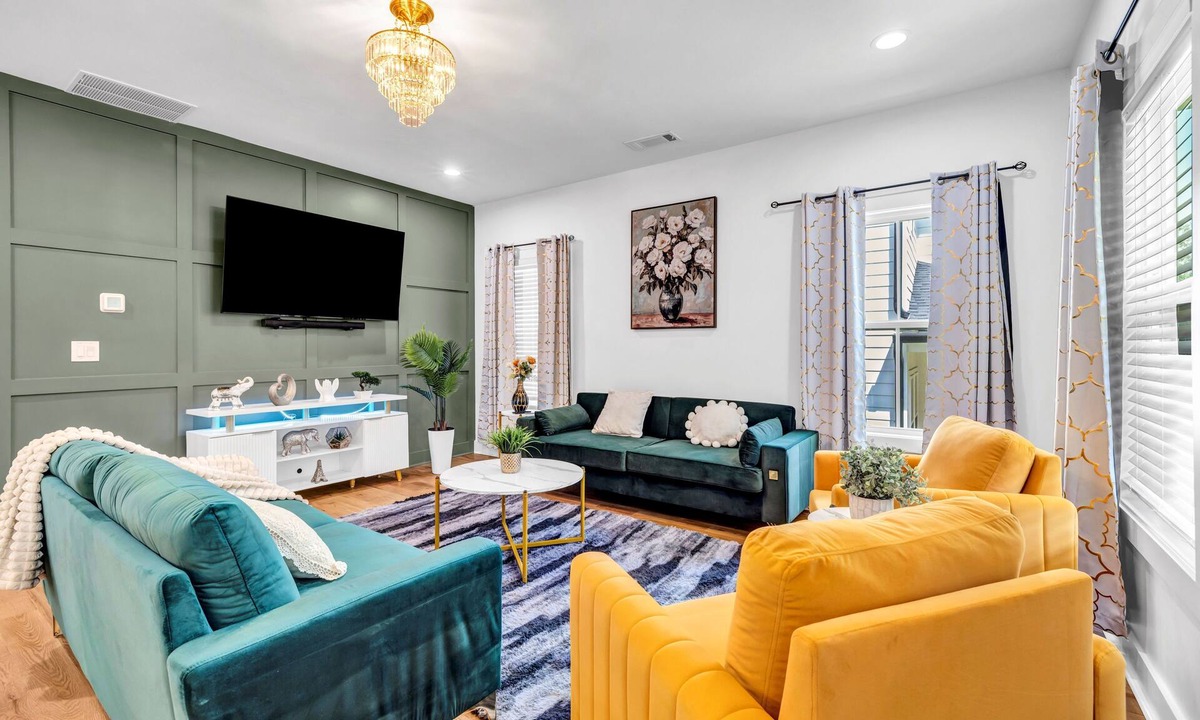 Atlanta House | Spacious 7-Bed Modern Home near Downtown with Fireplace