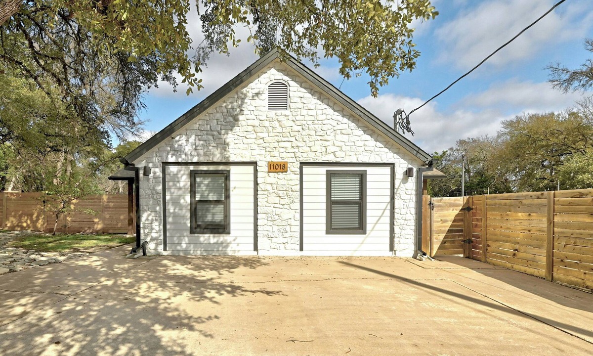 Austin House | Spacious 7-Bedroom Compound w 2 Large POOLS, Fire-pit, Grill & fully-fenced yard
