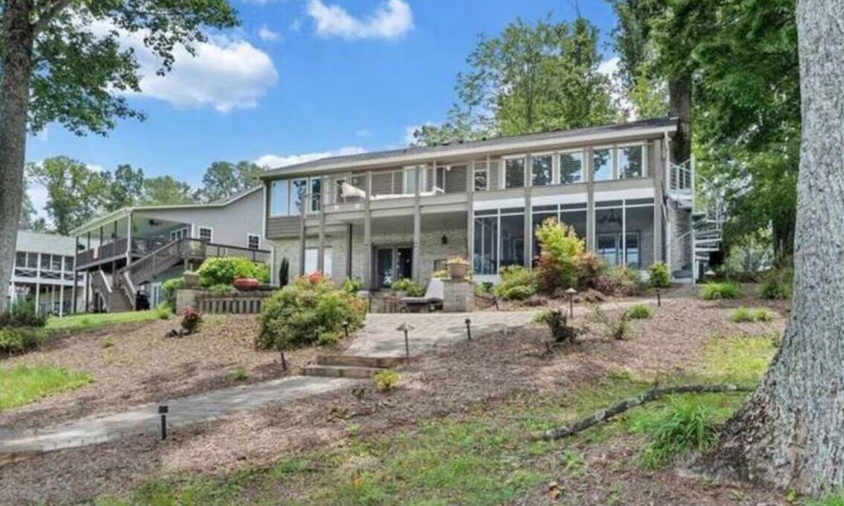 Penhook House | Spacious 7-bedroom house on Smith Mountain Lake private dock beautiful kitchen