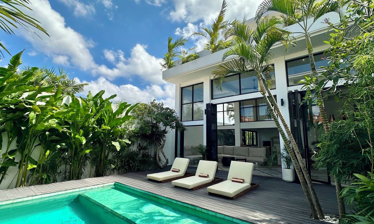 Batu Bolong Villa | Spacious 7-bedroom villa in Canggu: Private chef, Pool, Movie theater