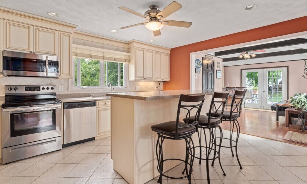 Wakefield House | Spacious 7-Room House Near Boston & Salem With Yard and Parking