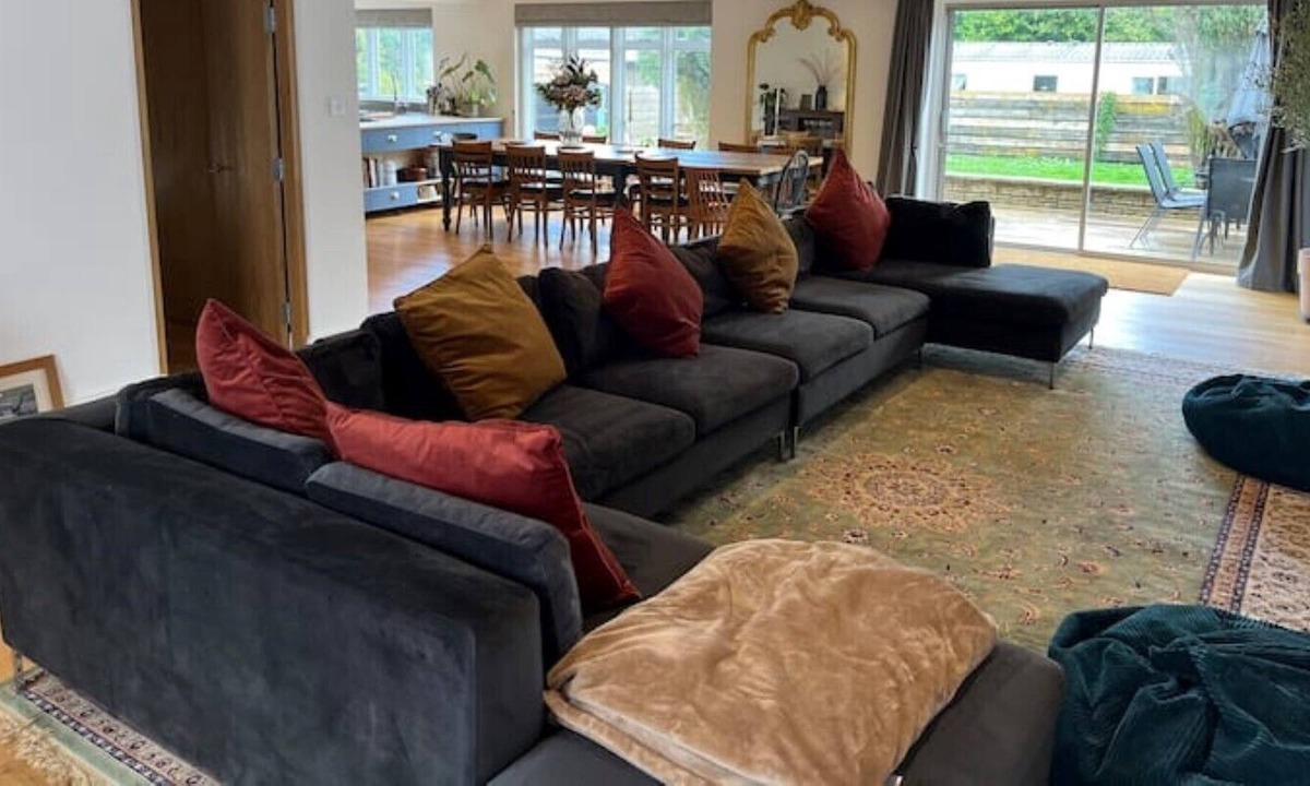 Eccles House | Spacious 8 bedroom house with fireplace