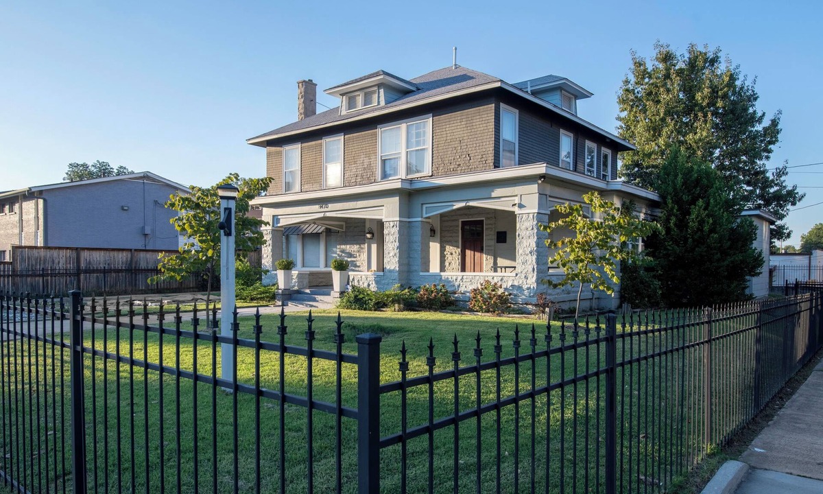 Central Gardens House | Spacious 8-bedroom house in charming midtown, WiFi, game rooms, fitness center