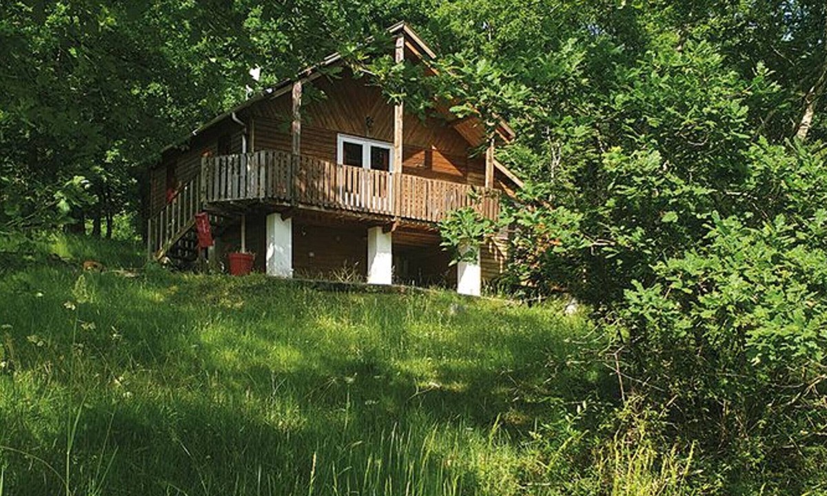 Salles Ski Chalet | Spacious 85m² Chalet for 6 People with Wood Stove