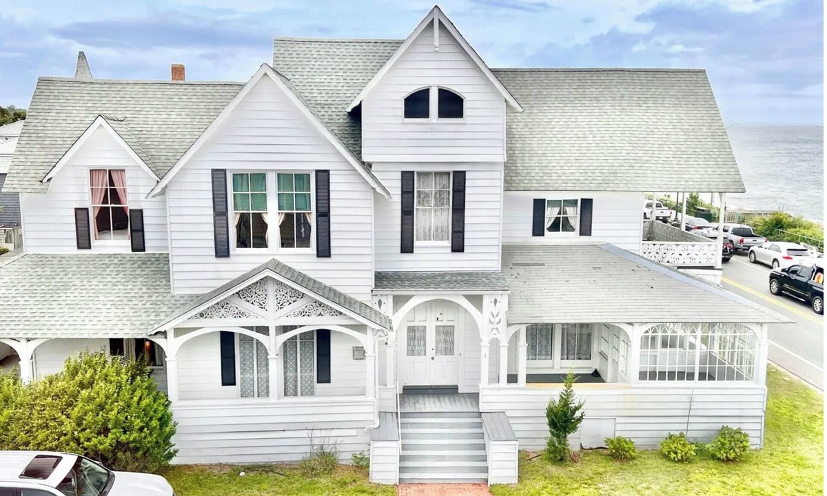 Oak Bluffs House | Spacious 9-bedroom house with Waterview, WiFi, AC in delightful Oak Bluffs