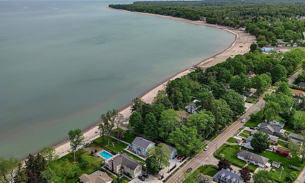 Lake Erie Beach House | Spacious 9-bedroom house in marvelous Angola on the Lake with AC