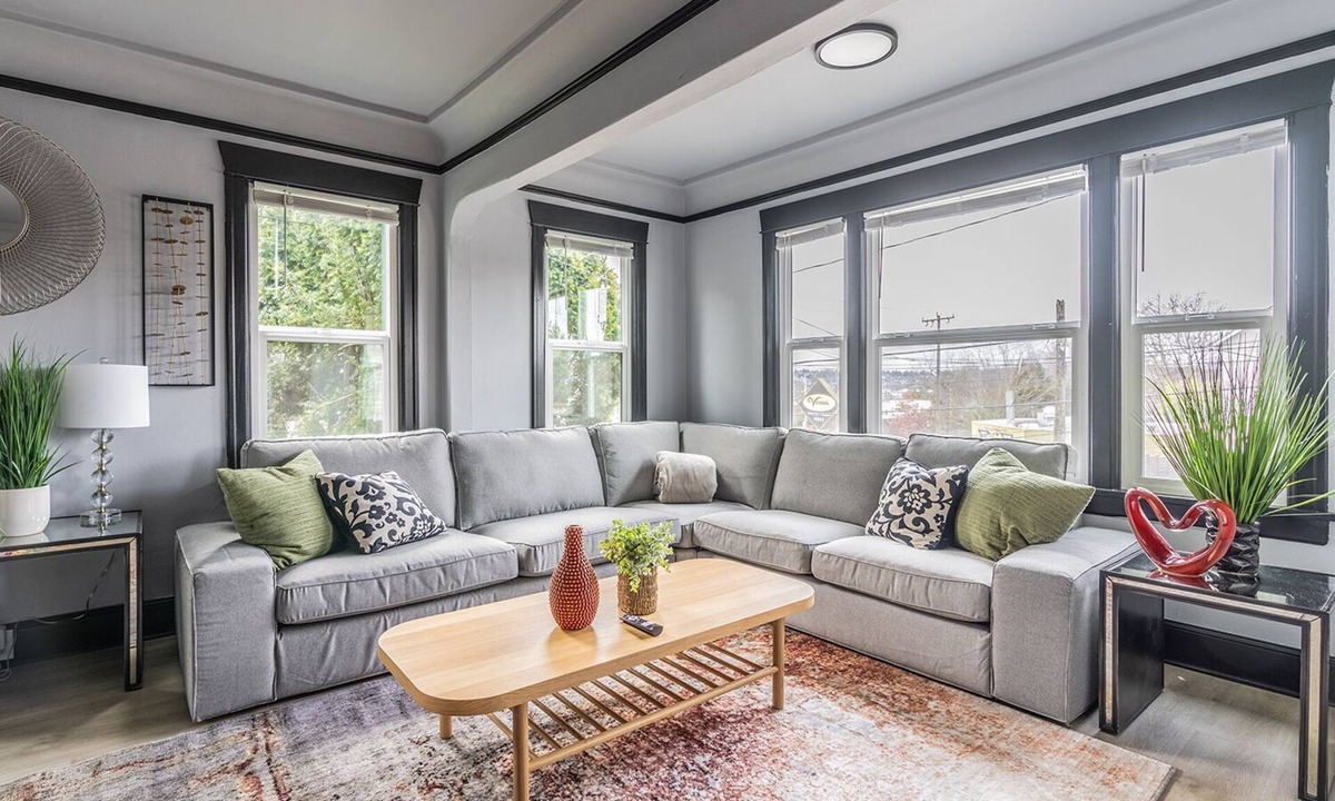 West Woodland House | Spacious 9BR Ballard Craftsman perfect for groups