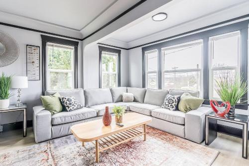 West Woodland House | Spacious 9BR Ballard Craftsman perfect for groups