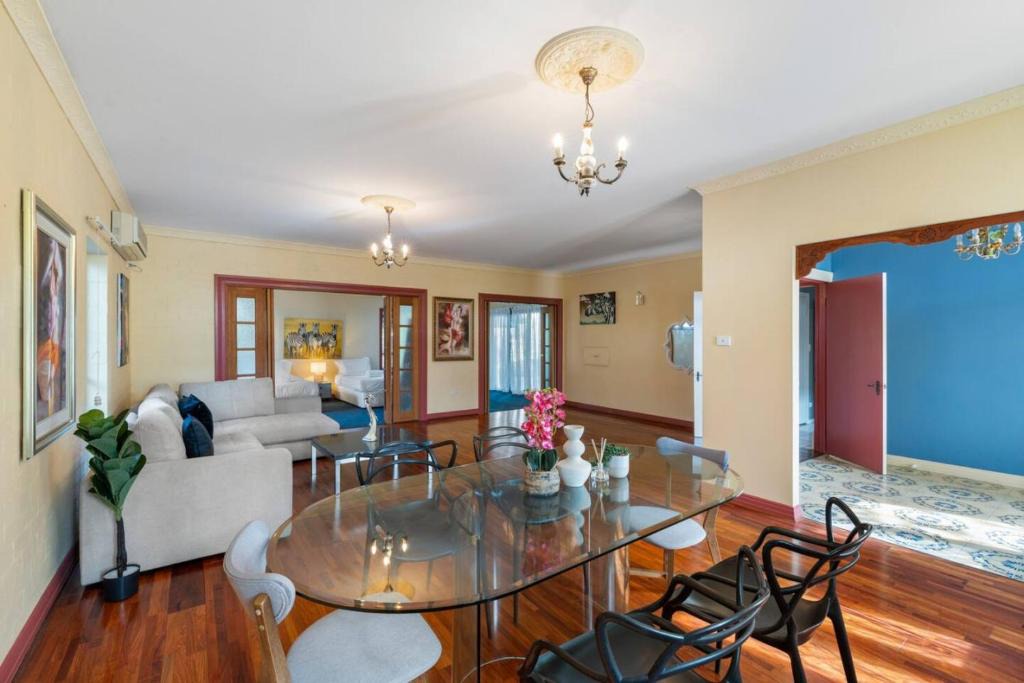 Robertson House | Spacious Affordable 7B3B 2 Living Pool Yard and Mall