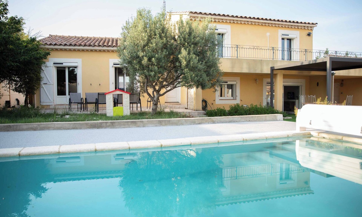Serignan-du-Comtat Villa | Spacious air-conditioned villa with pool on enclosed garden for 8 to 10 people.