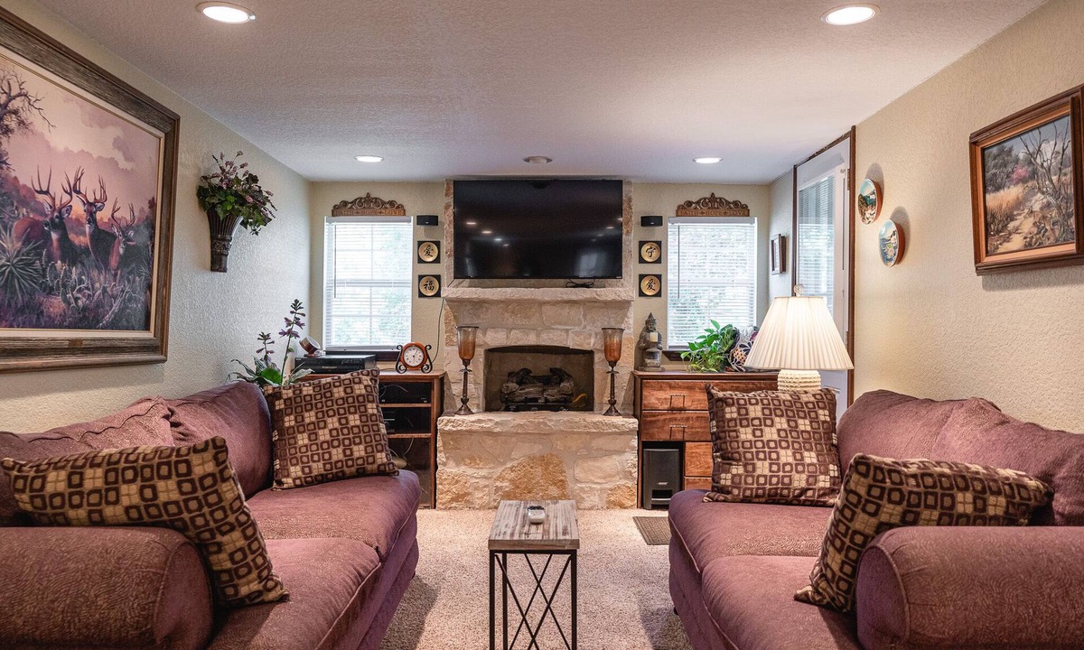 North San Antonio - SAT Apartment | Spacious AND BODACIOUS studio, sleeps 2, for guests that love the color purple!