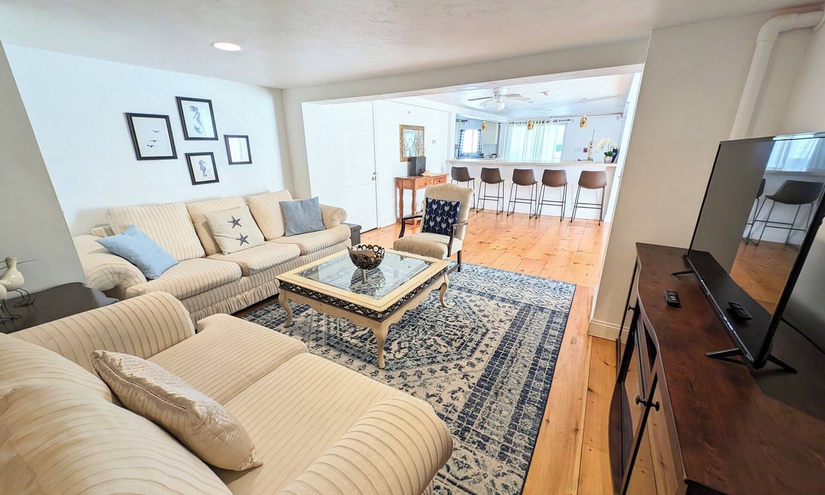 Onset Apartment | Spacious and Bright , Very Close to Beach!