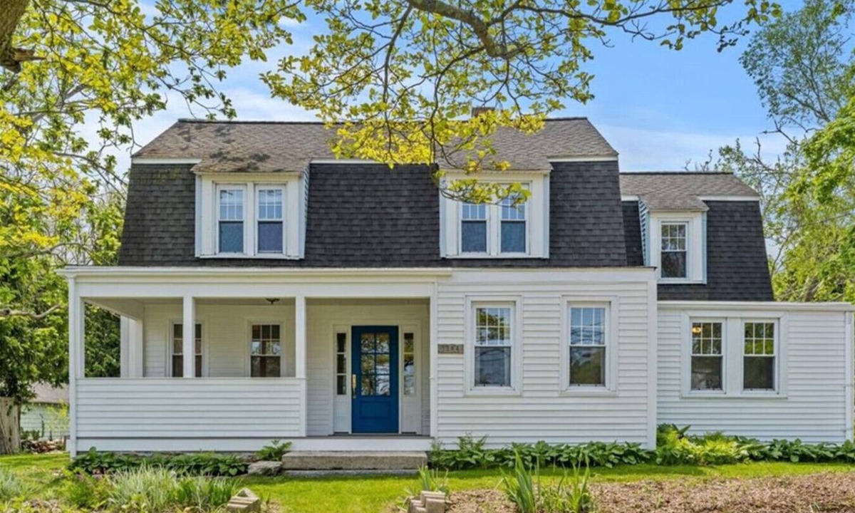 Wakefield-Peacedale House | Spacious and charming home