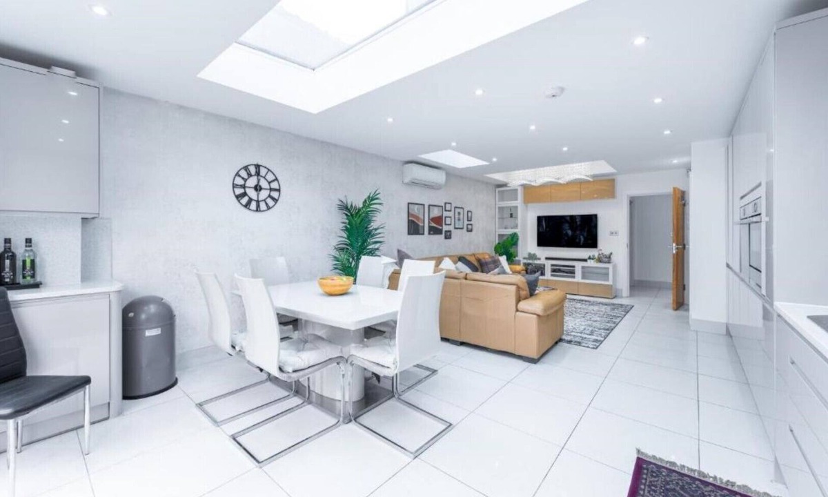 Loxford House | Spacious and comfortable 6BDR house