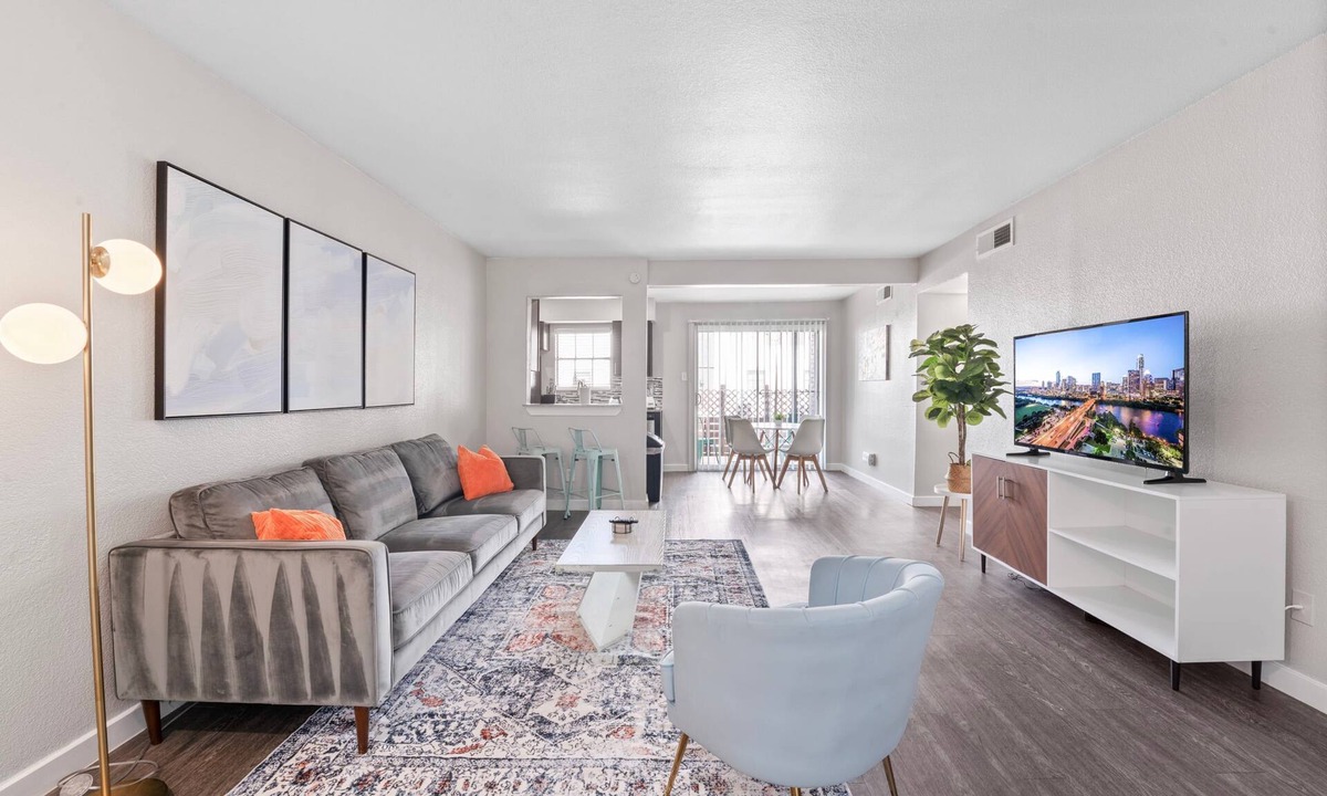 Riverside Apartment | Spacious and Cozy King Bed 2BR Suite 5 Min to DT