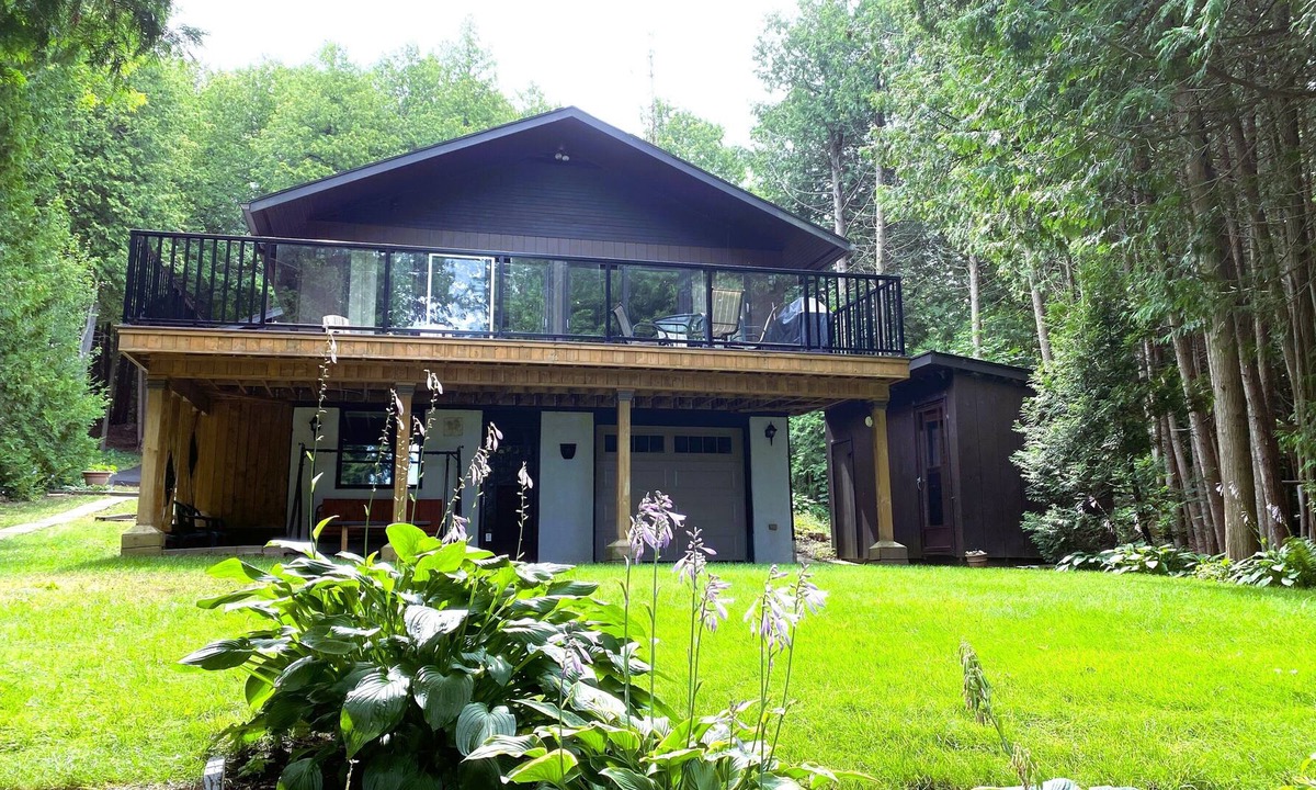 Colpoys Bay Cottage | Spacious and cozy waterfront cottage in a quiet & friendly lakeside community.