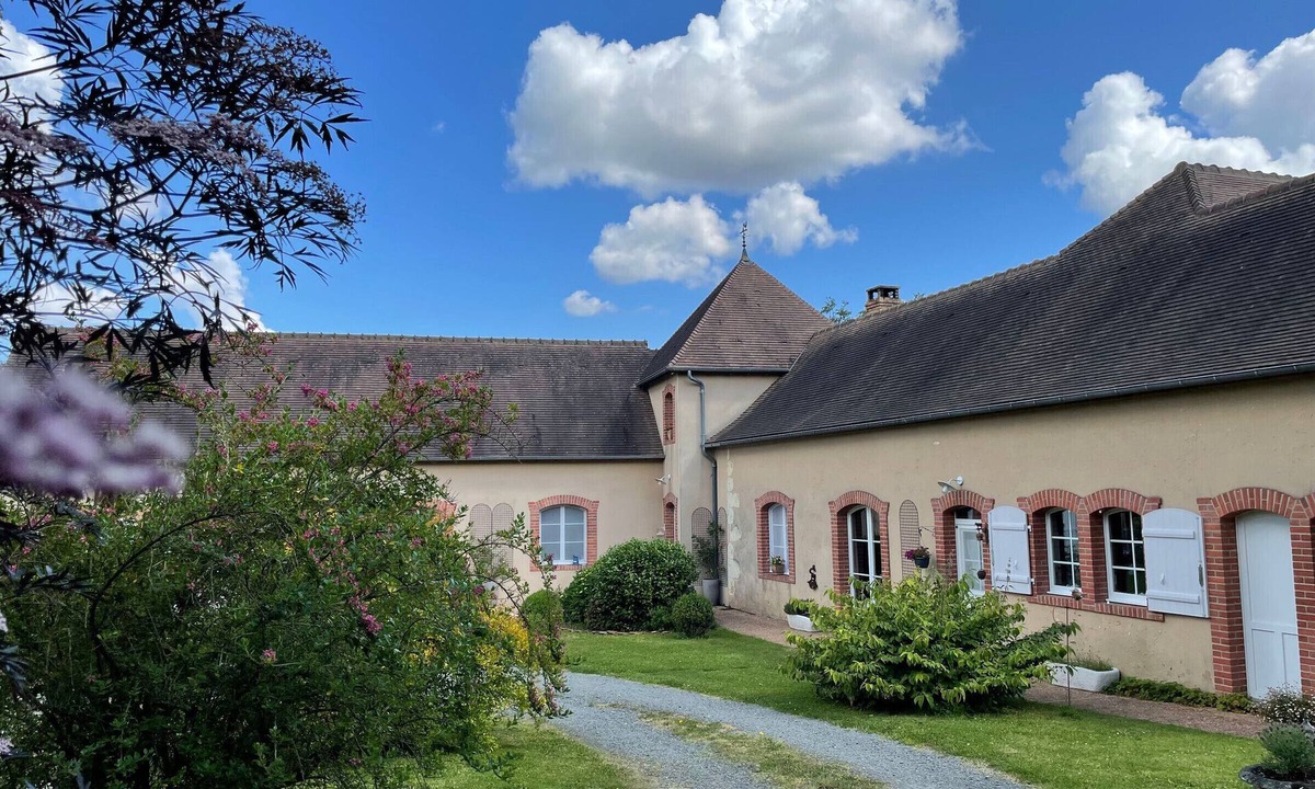 Montreuil-le-Henri Bed & Breakfast | Spacious and peaceful room with private parking