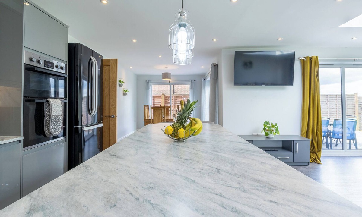 Winshill House | Spacious and lovely 5 bed property Ample and free parking